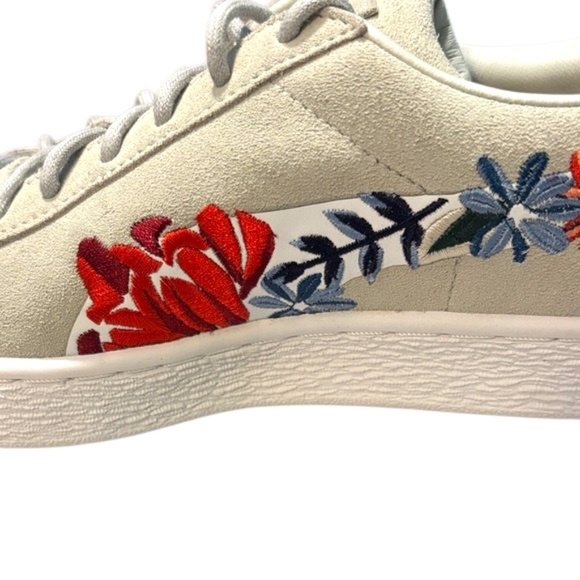 NWOT-Puma Women's Suede Classic Embroidered Floral Sneakers in Grey/White - Picture 14 of 15